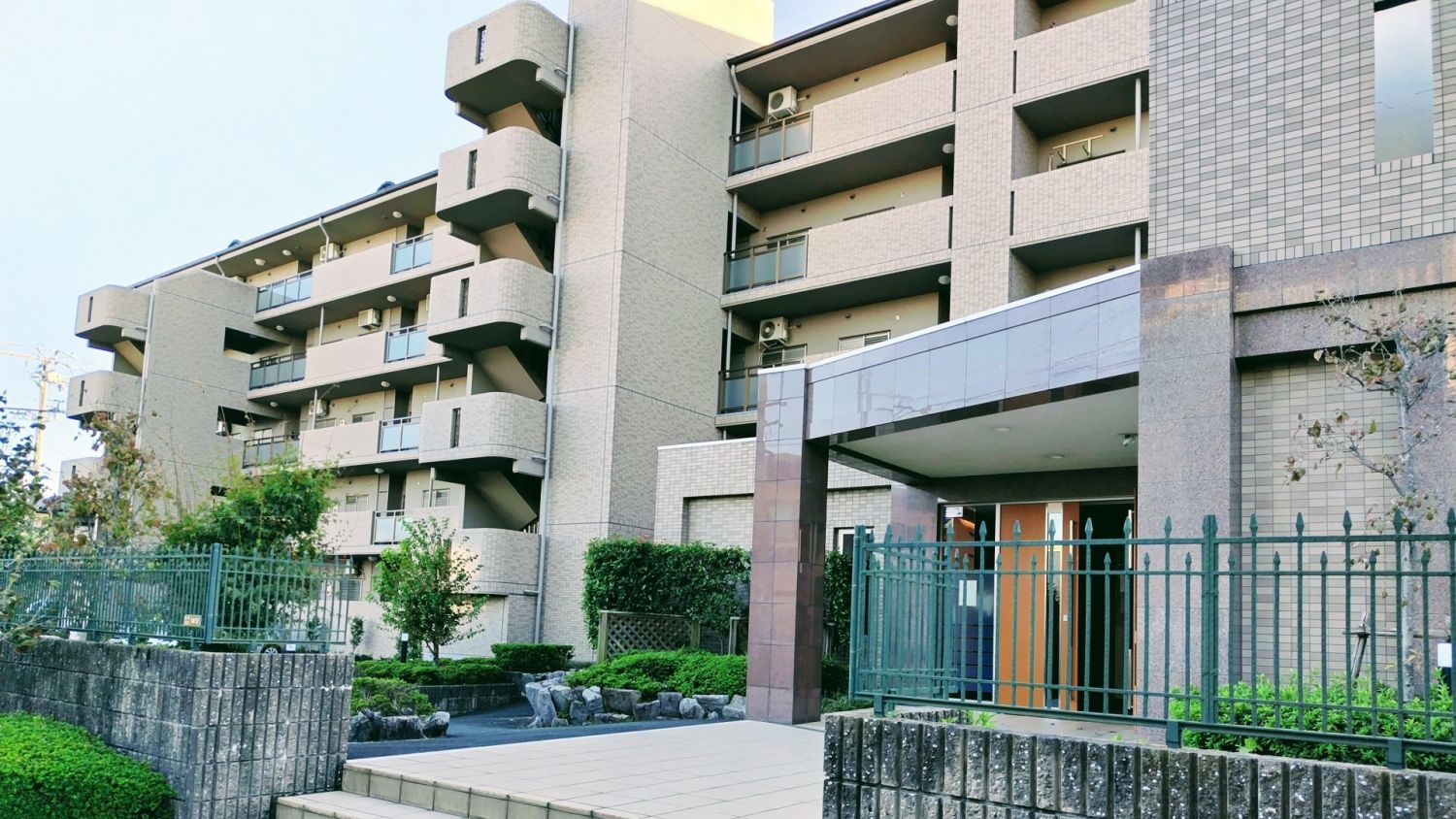 【相続したマンションを売却するには？】売却する際の流れ・税金や費用・注意点をわかりやすく解説！